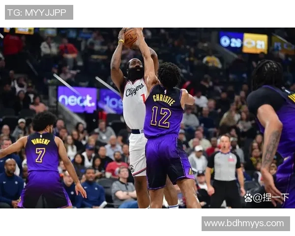 勇士与快船激战正酣第三节精彩瞬间回顾与分析 勇士与快船激战正酣第三节精彩瞬间回顾与分析